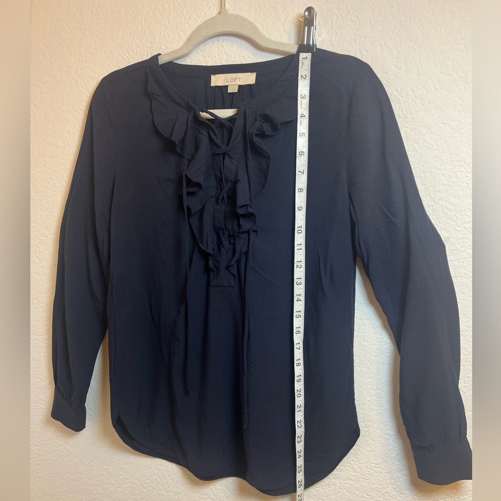 LOFT Women's Navy Ruffle Blouse Size XS - Picture 4 of 7